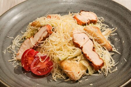 Салат Цезарь с курицей