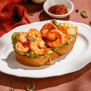 Брускетта с креветками и гуакамоле