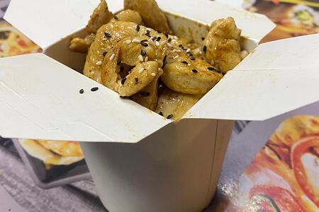 Удон с курицей и соусом на выбор