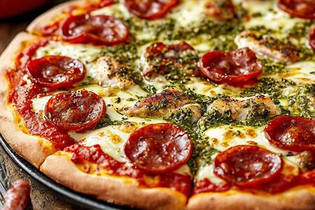 Пицца Курица и песто с колбасками пепперони