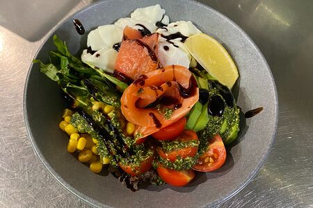 Боул с лососем и яйцом пашот