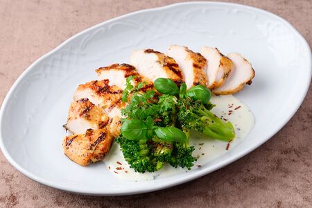 Куриная грудка с брокколи в маринаде с лавандой 