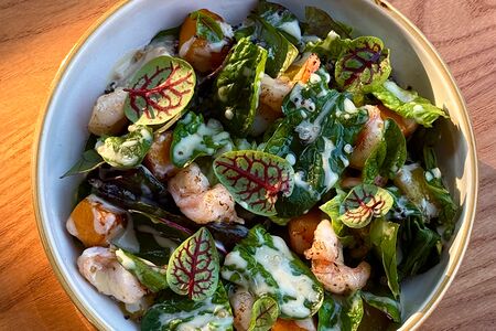 Салат с креветками, манго и печеной тыквой