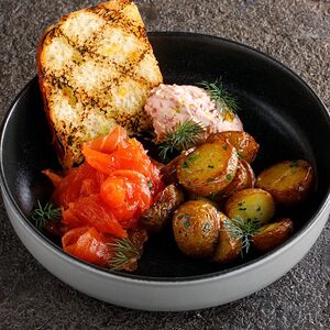 Лосось с крем-чизом и беби картофелем