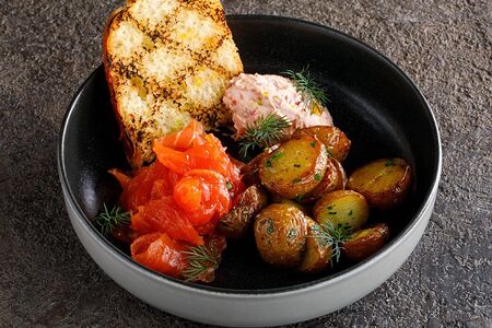 Лосось с крем-чизом и беби картофелем