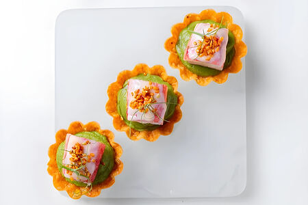 Краб, авокадо и чили-соус