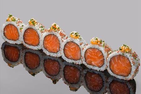 Ролл из лосося, соуса спайси, лука-сибулета и кунжутом умэ