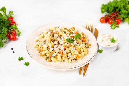 Столичный с курицей салат