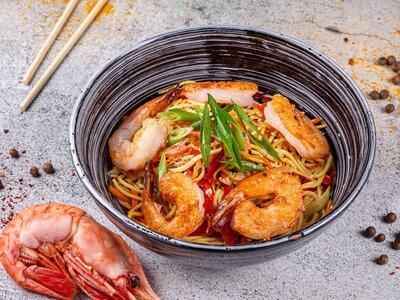 Wok c креветками