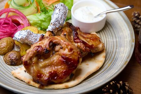 Куриные бёдра с бейби-картофелем и домашним лавашом