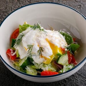 Овощной салат со сметаной и яйцом пашот