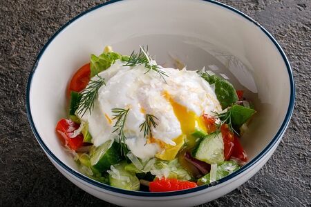 Овощной салат со сметаной и яйцом пашот