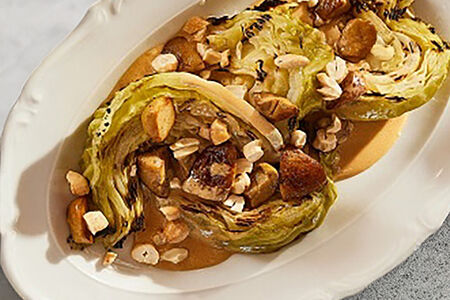 Молодая капуста с белыми грибами, орехами кешью и мисо-соусом