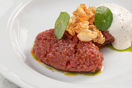 Тартар из говядины с пармезаном