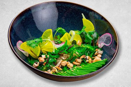 Салат с битыми огурцами, авокадо и киноа