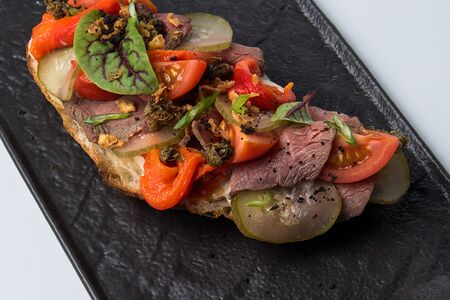 Брускетта с ростбифом