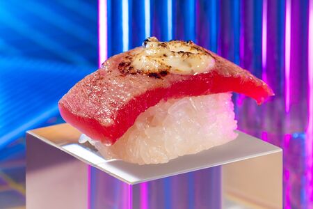 Суши с тунцом обури и трюфельным соусом