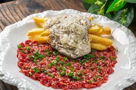 Тартар из говяжьей вырезки с картофелем фри 