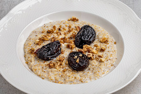 Каша овсяная с томленым черносливом