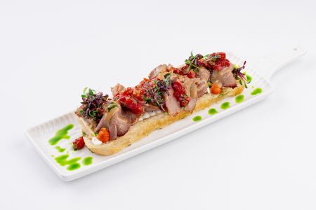 Брускетта с ростбифом и соусом винегрет 