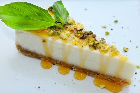 Чизкейк с базиликом и фисташками