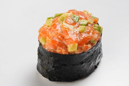 Гункан с авокадо и лососем 