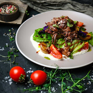 Тёплый салат с брискетом