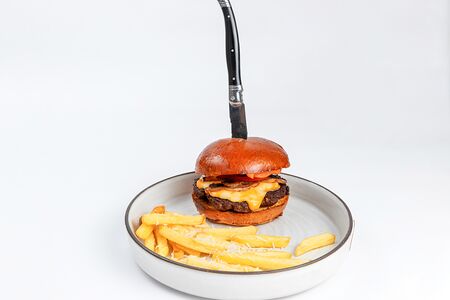 Бургер грибной с говяжьей котлетой и картофелем фри