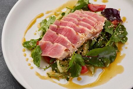 Салат с огурцом и тунцом 