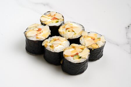 Малый ролл с лососем, огурцом, сыром, соусом Тагараши и лепестками миндаля