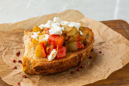 Брускетта с баклажанамии и брынзой