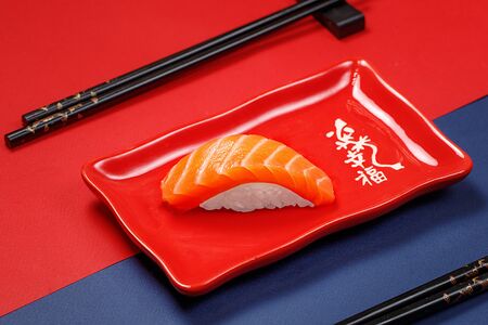 Суши копченый лосось