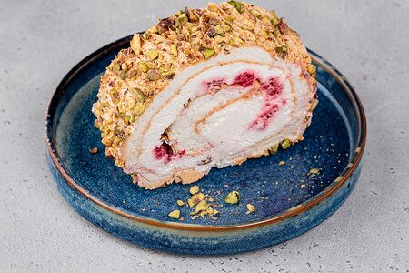 Меренговый рулет с малиной и фисташками