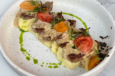 Телячья вырезка со сморчками в сливочном соусе