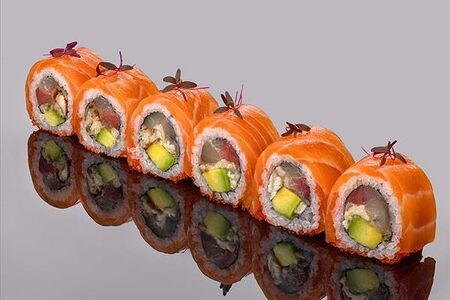 Ролл из лосося, лакедры и копченого угря