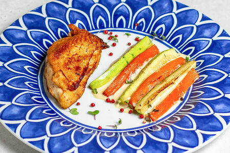 Филе фермерского цыпленка с овощами конфи и сливочным соусом