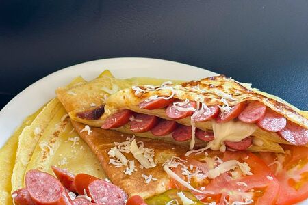 Блин с охотничьей колбаской и сыром