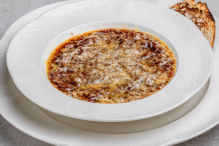 Луковый суп с сыром грюйер