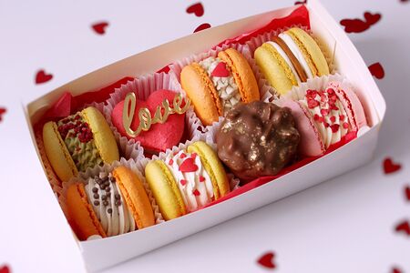 Макарон с разными вкусами XL ассорти с сердцем