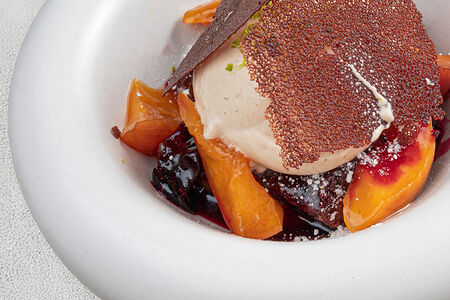 Шоколадный брауни с сезонными фруктами