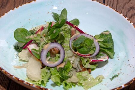 Салат с солеными груздями, картофелем и горчичной заправкой