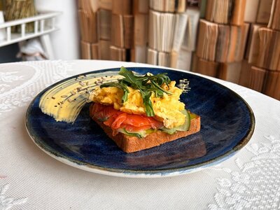 Авокадо тост с лососем