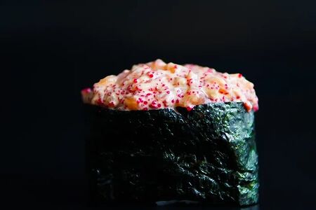 Гункан с лососем