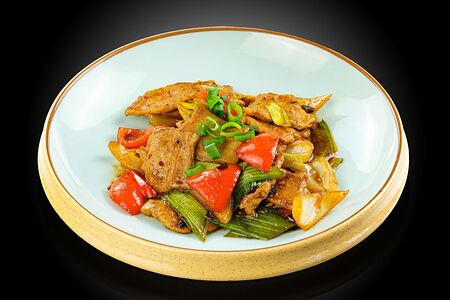 Свиная грудинка с луком-порей в соусе из черных бобов по сычуаньски 