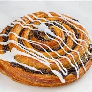 Слойка маковая с глазурью