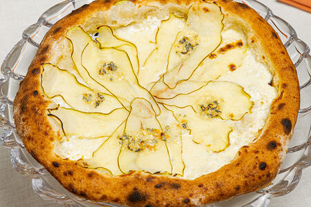 Pera Bianca с грушей и горгонзолой 