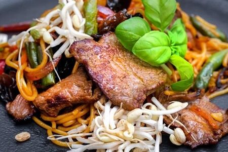 Вок с яичной лапшой и говядиной в устричном соусе