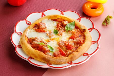 Детская мини-пицца с ветчиной и томатами