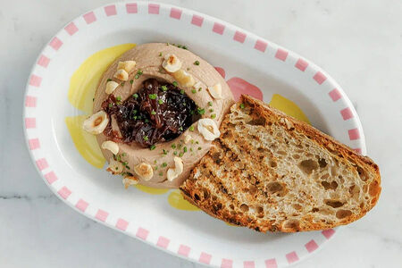 Паштет из печени цыпленка с карамелизированным луком и фундуком