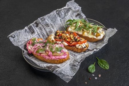 Брускетты с грушой и сыром Дорблю